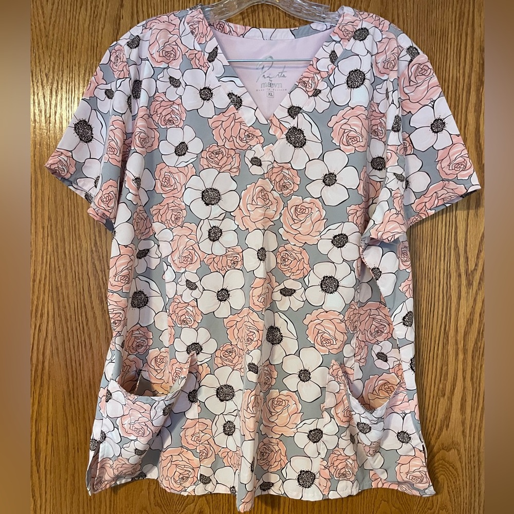 Maevn print floral scrub top size XL